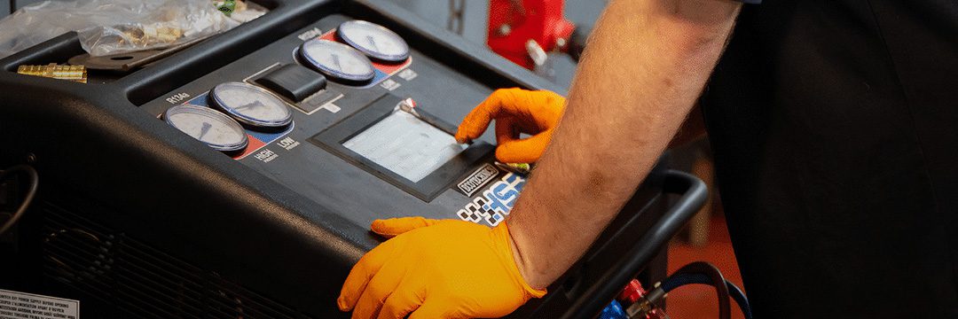 HSR-autos-technician-working-on-car-air-conditioning-machine-01